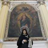 L'altare a sinistra, dedicato alla Sacra famiglia, � sormontato da una tela del XVIII secolo raffigurante l'Immacolata con un'aureola di stelle a circondarle il capo